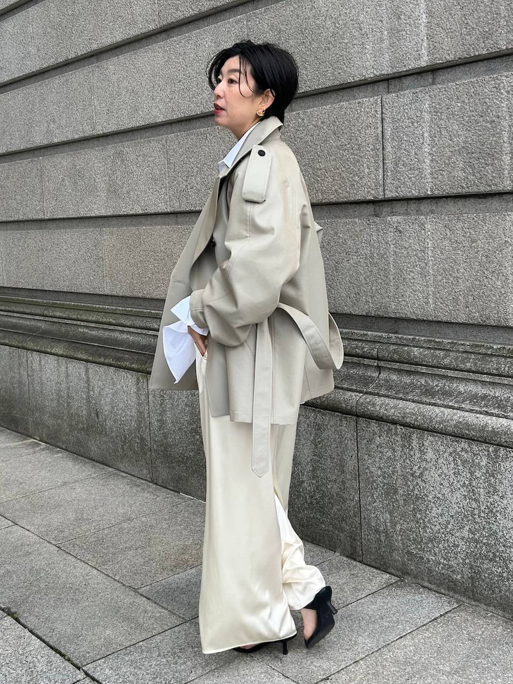 ホワイト系のシャツ/ブラウス、ベージュ系のトレンチコート、ベージュ系のその他パンツを着用したレディースの春コーディネートの5枚目の写真