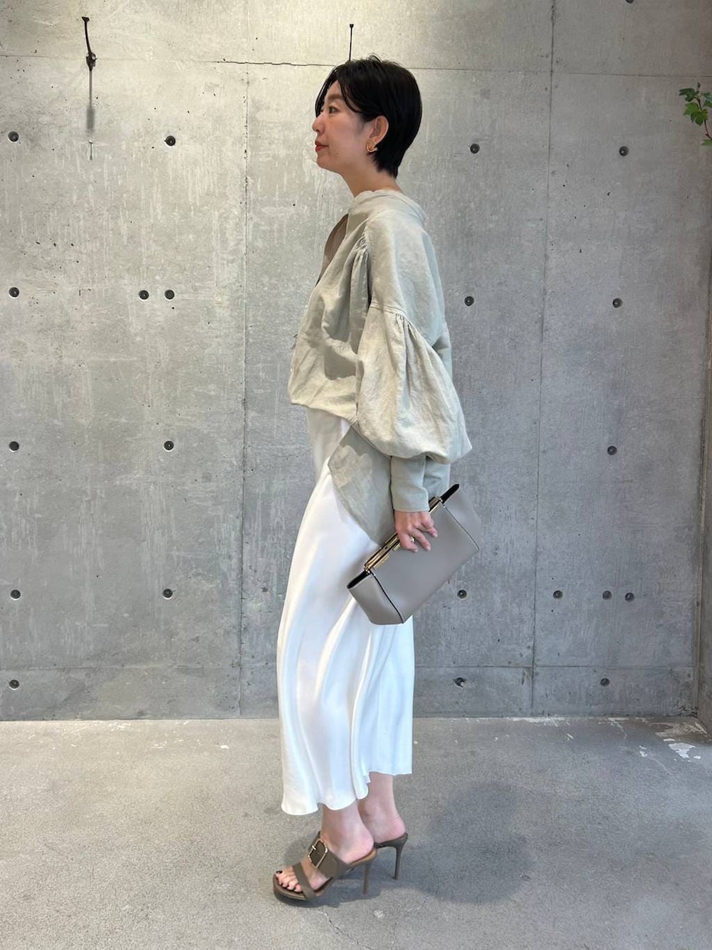 グリーン系のシャツ/ブラウス、ホワイト系のスカートを着用したレディースの春コーディネートの3枚目の写真