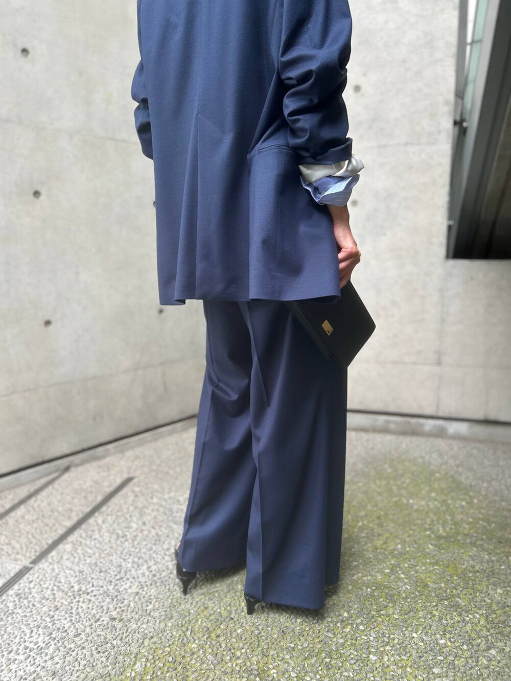 ブルー系のシャツ/ブラウス、ブルー系のスラックス、ブルー系のテーラードジャケットを着用したレディースの夏コーディネートの8枚目の写真