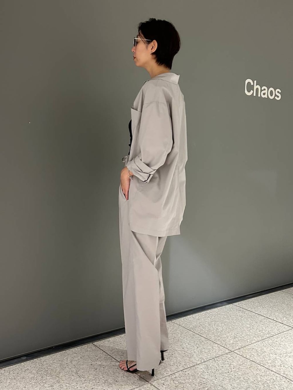 ブラック系のキャミソール、ブルー系のTシャツ/カットソー、ブラック系のタンクトップを着用したレディースの夏コーディネートの3枚目の写真