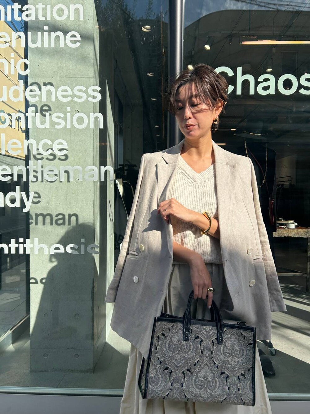 ホワイト系のその他トップス、ホワイト系のベスト、ベージュ系のテーラードジャケットを着用したレディースの冬コーディネートの6枚目の写真