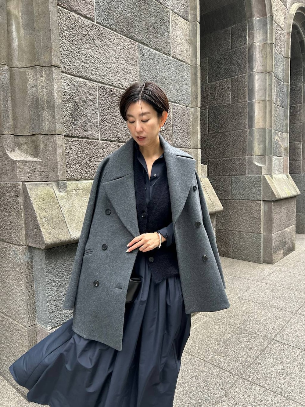 ブルー系のカーディガン/ボレロ、ブルー系のシャツ/ブラウス、ブルー系のスカートを着用したレディースの秋コーディネートの8枚目の写真