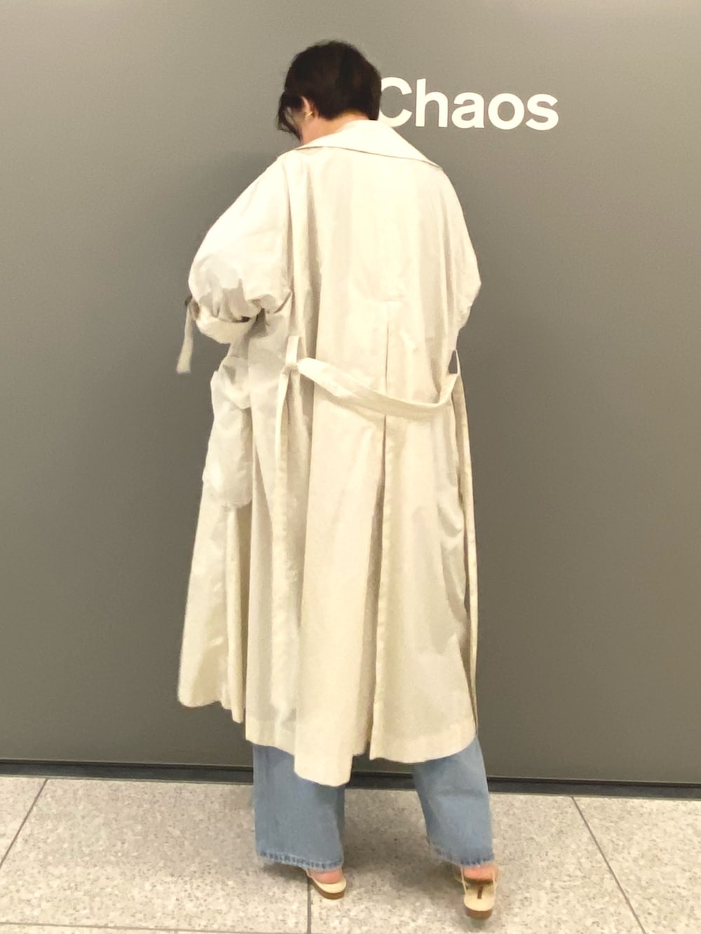 グレー系のジャケット/アウター、ブルー系のニット/セーター、ベージュ系のバッグを着用したレディースの冬コーディネートの4枚目の写真