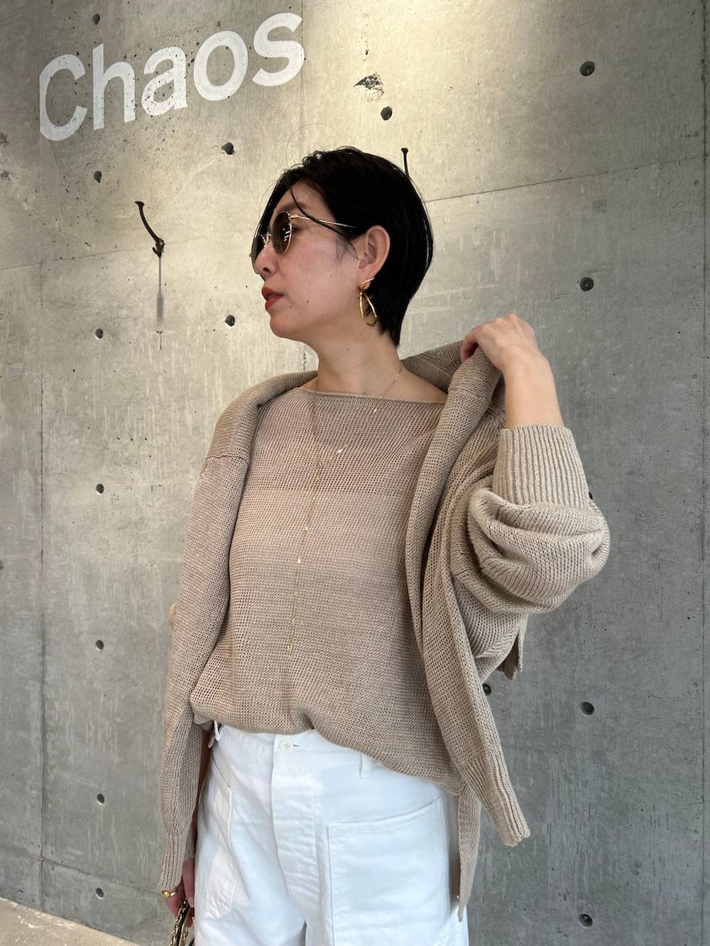 ホワイト系のその他トップス、ベージュ系のニット/セーター、ベージュ系のカーディガン/ボレロを着用したレディースの春コーディネートの6枚目の写真