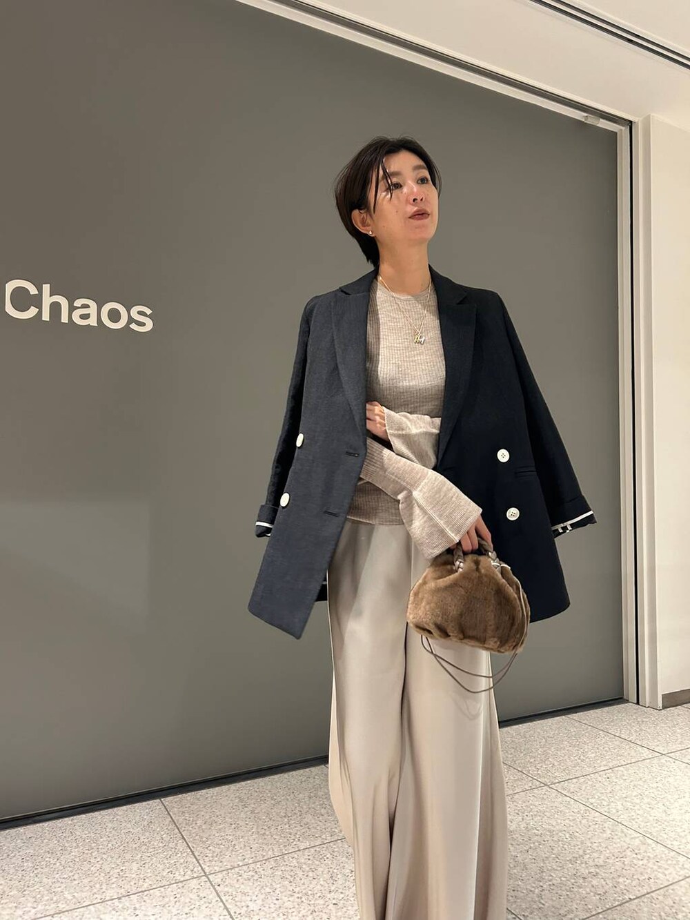 ベージュ系のその他パンツ、ベージュ系のニット/セーター、グレー系のテーラードジャケットを着用したレディースの秋コーディネートの5枚目の写真