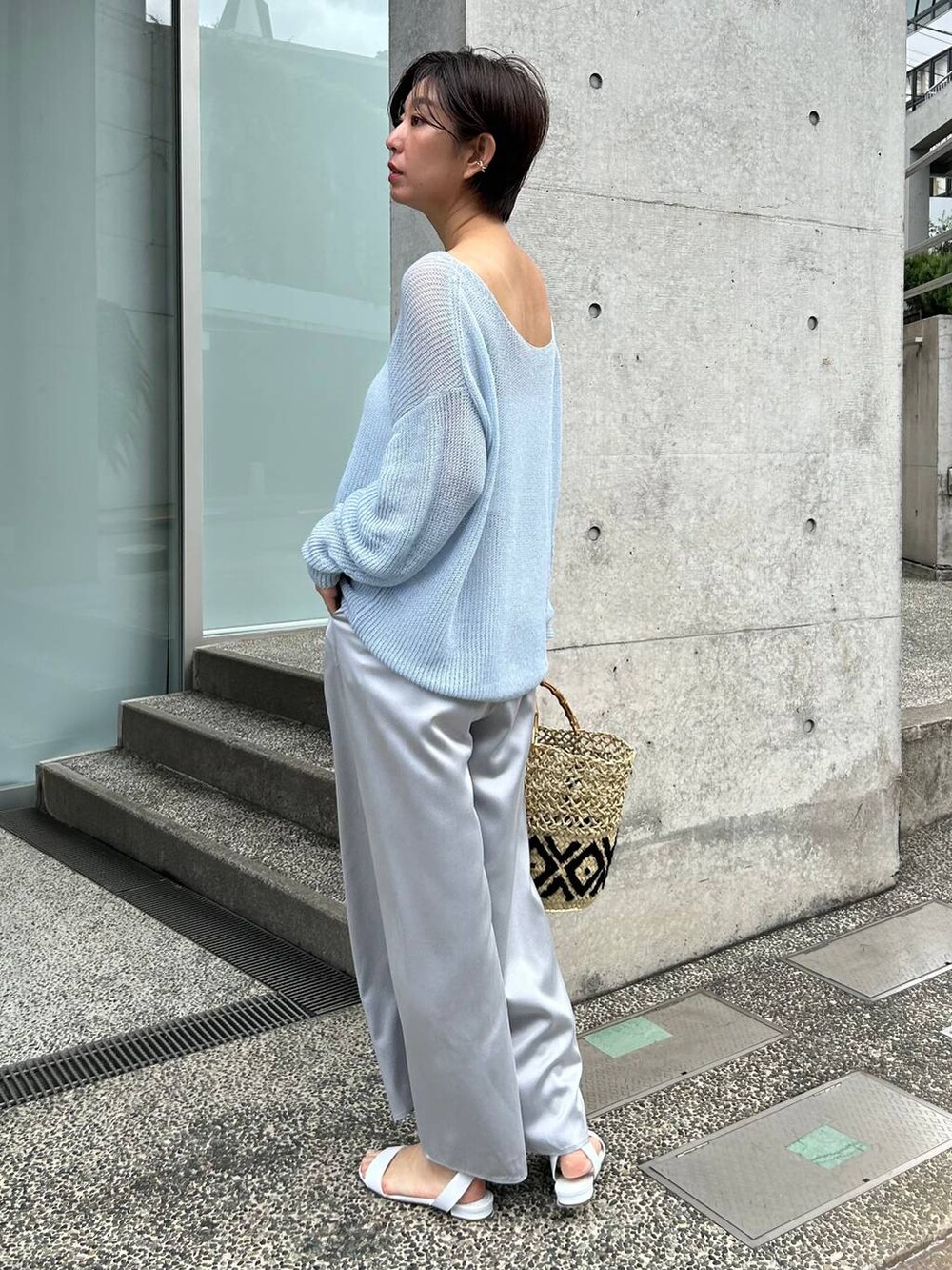 ブルー系のその他パンツ、ホワイト系のその他トップス、ブルー系のニット/セーターを着用したレディースの夏コーディネートの3枚目の写真