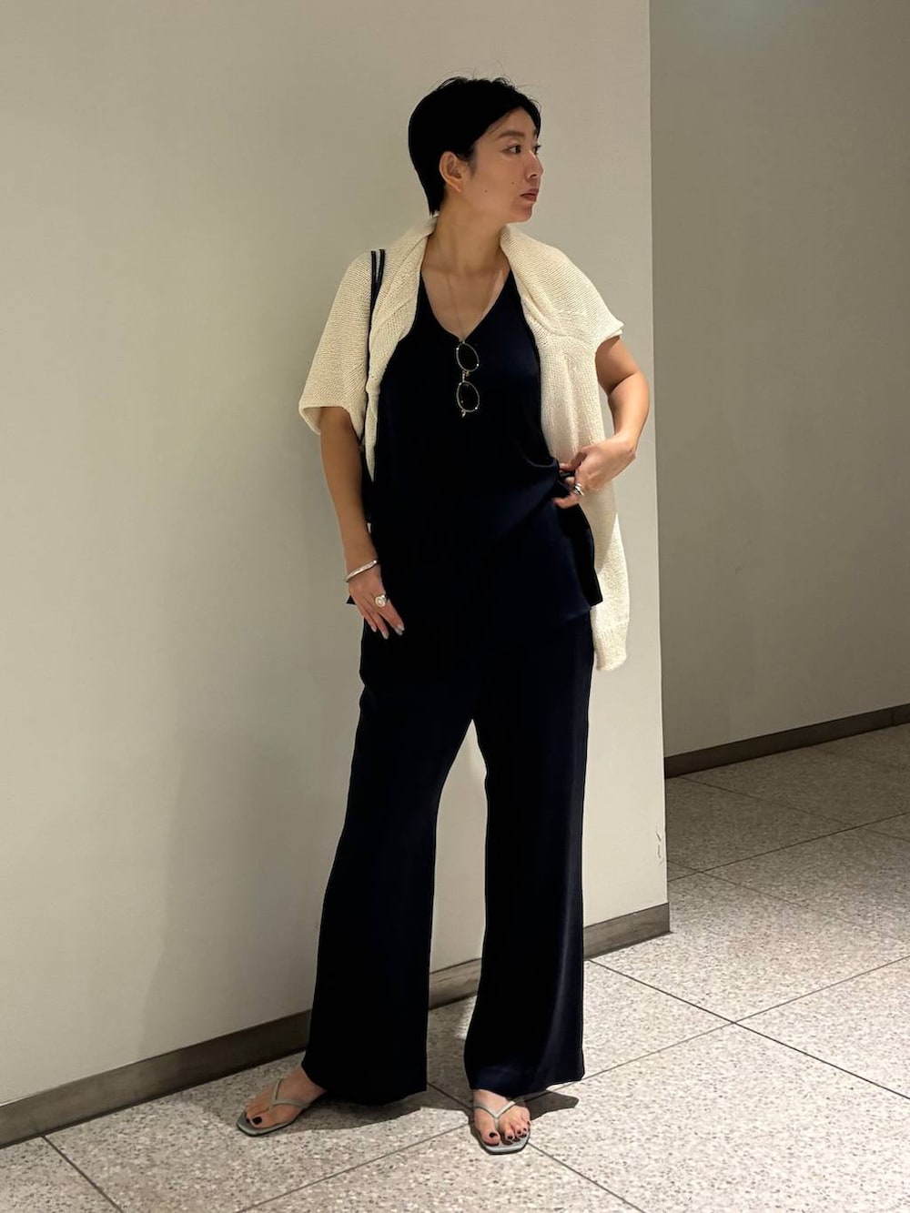 ブルー系のその他パンツ、ブルー系のシャツ/ブラウス、ホワイト系のニット/セーターを着用したレディースの夏コーディネートの2枚目の写真