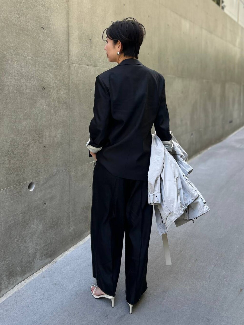 ブラック系のその他トップス、ブラック系のキャミソール、ブラック系のスラックスを着用したレディースの冬コーディネートの6枚目の写真