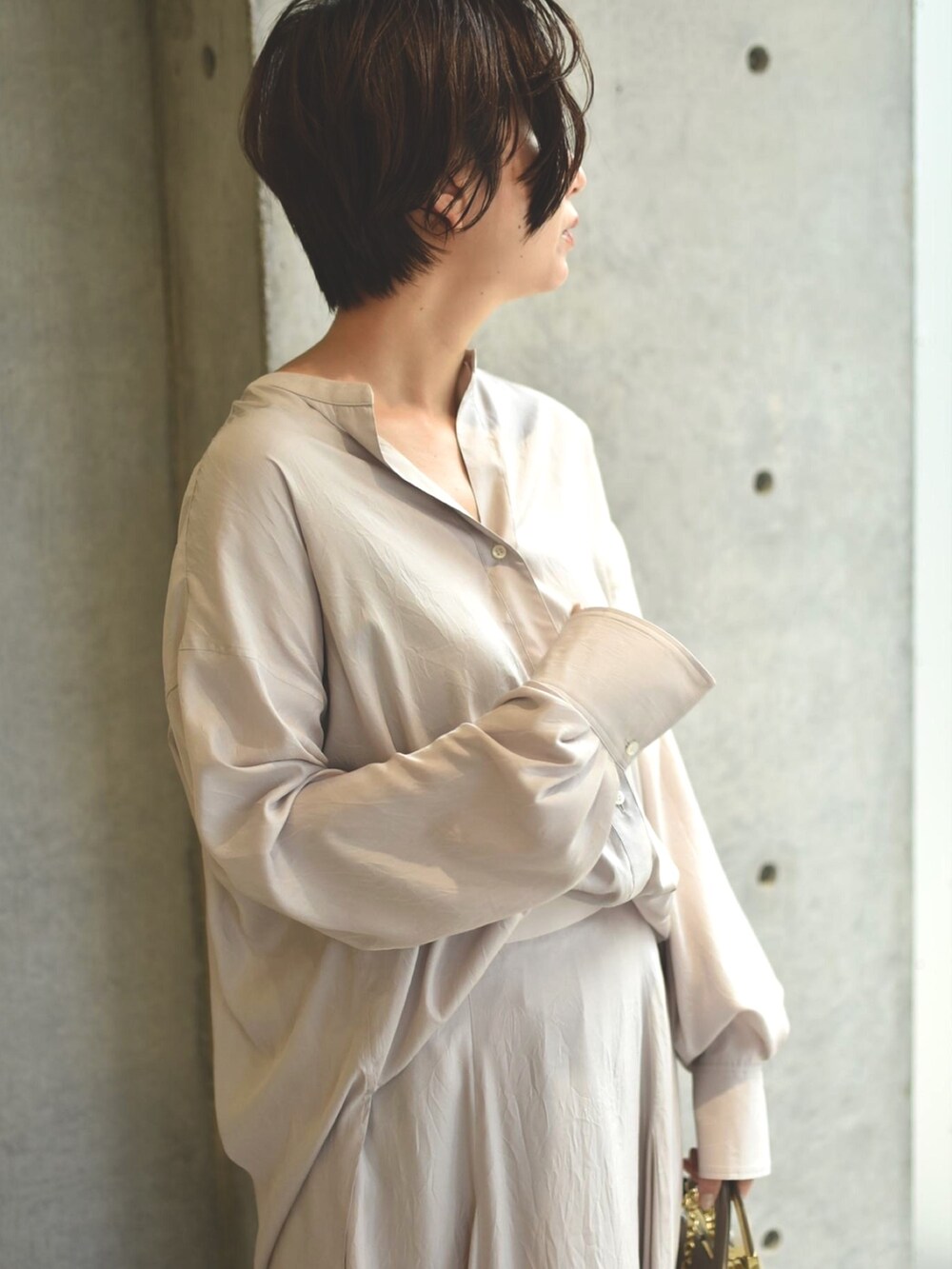 ベージュ系のシャツ/ブラウス、ベージュ系のスカート、ブラウン系のサンダルを着用したレディースの春コーディネートの4枚目の写真