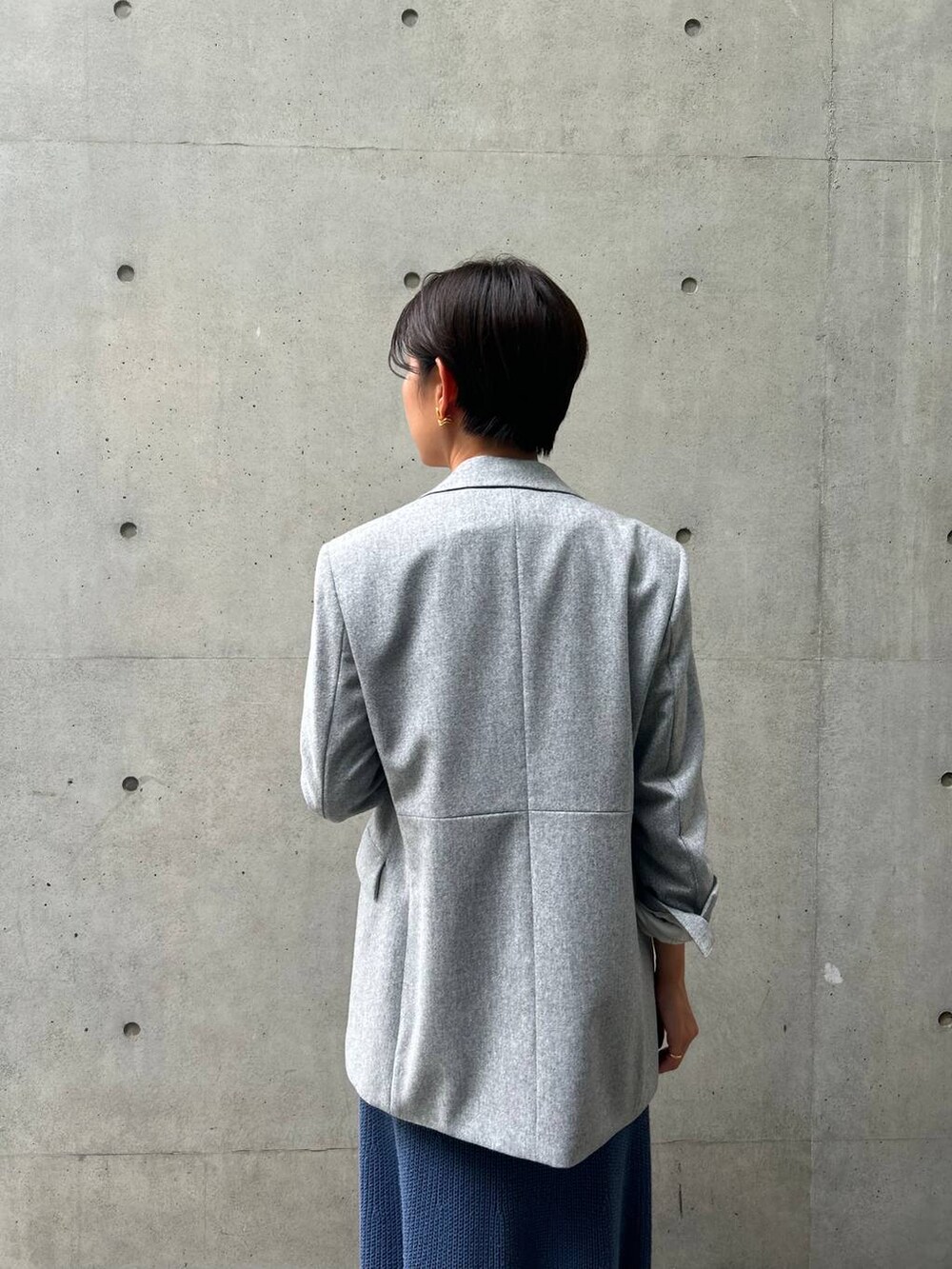 ブラック系のキャミソール、ホワイト系のTシャツ/カットソー、ブルー系のスカートを着用したレディースの秋コーディネートの8枚目の写真