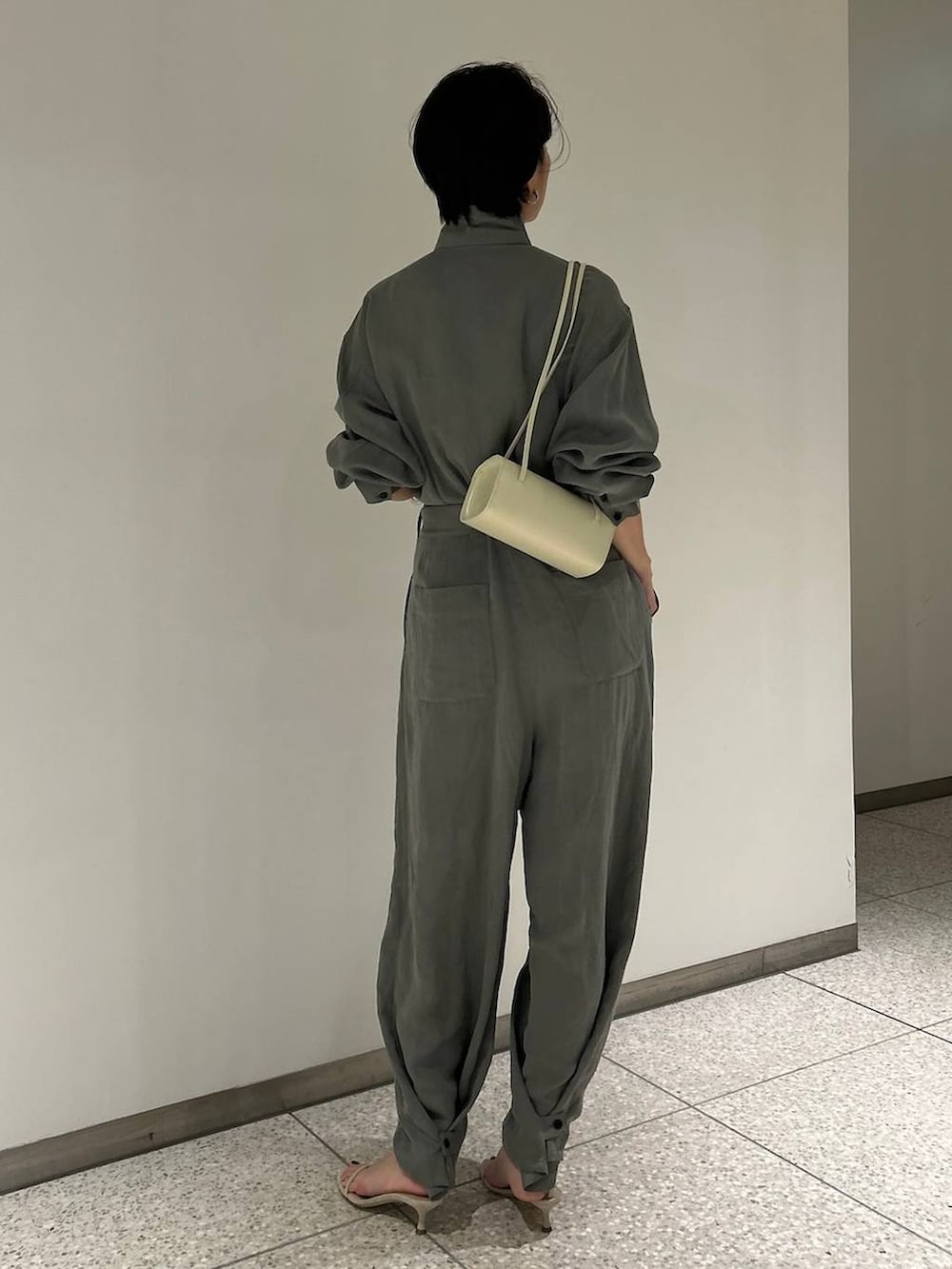 グリーン系のつなぎ/オールインワンを着用したレディースの春コーディネートの4枚目の写真