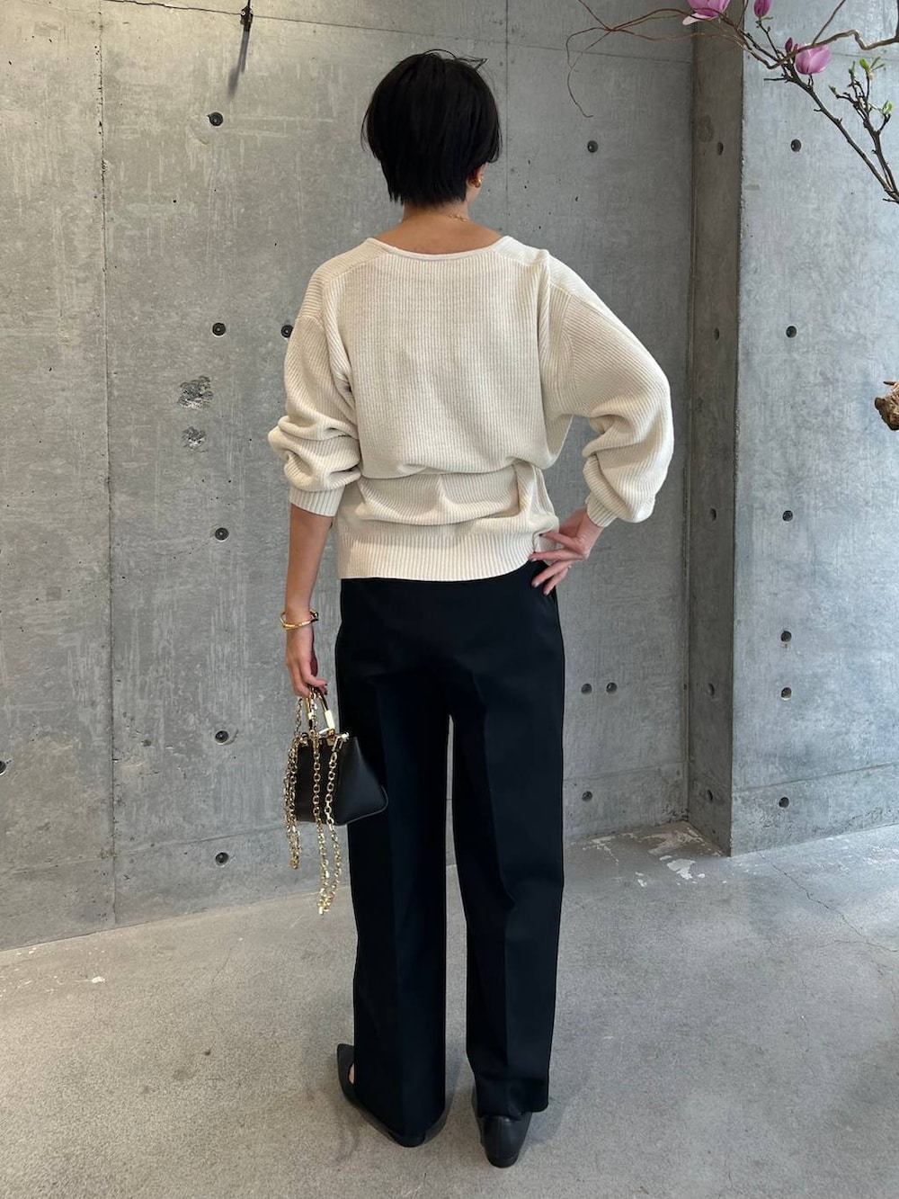 ブラック系のその他トップス、ホワイト系のカーディガン/ボレロ、ブラック系のスラックスを着用したレディースの冬コーディネートの3枚目の写真