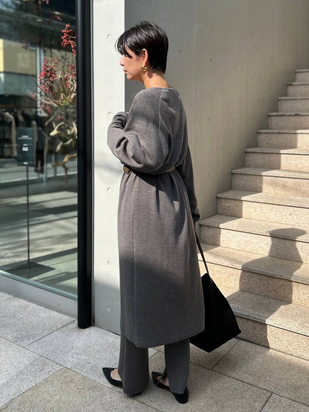 ブラウン系のニット/セーター、ブラウン系のその他パンツ、ブラウン系のカーディガン/ボレロを着用したレディースの秋コーディネートの4枚目の写真