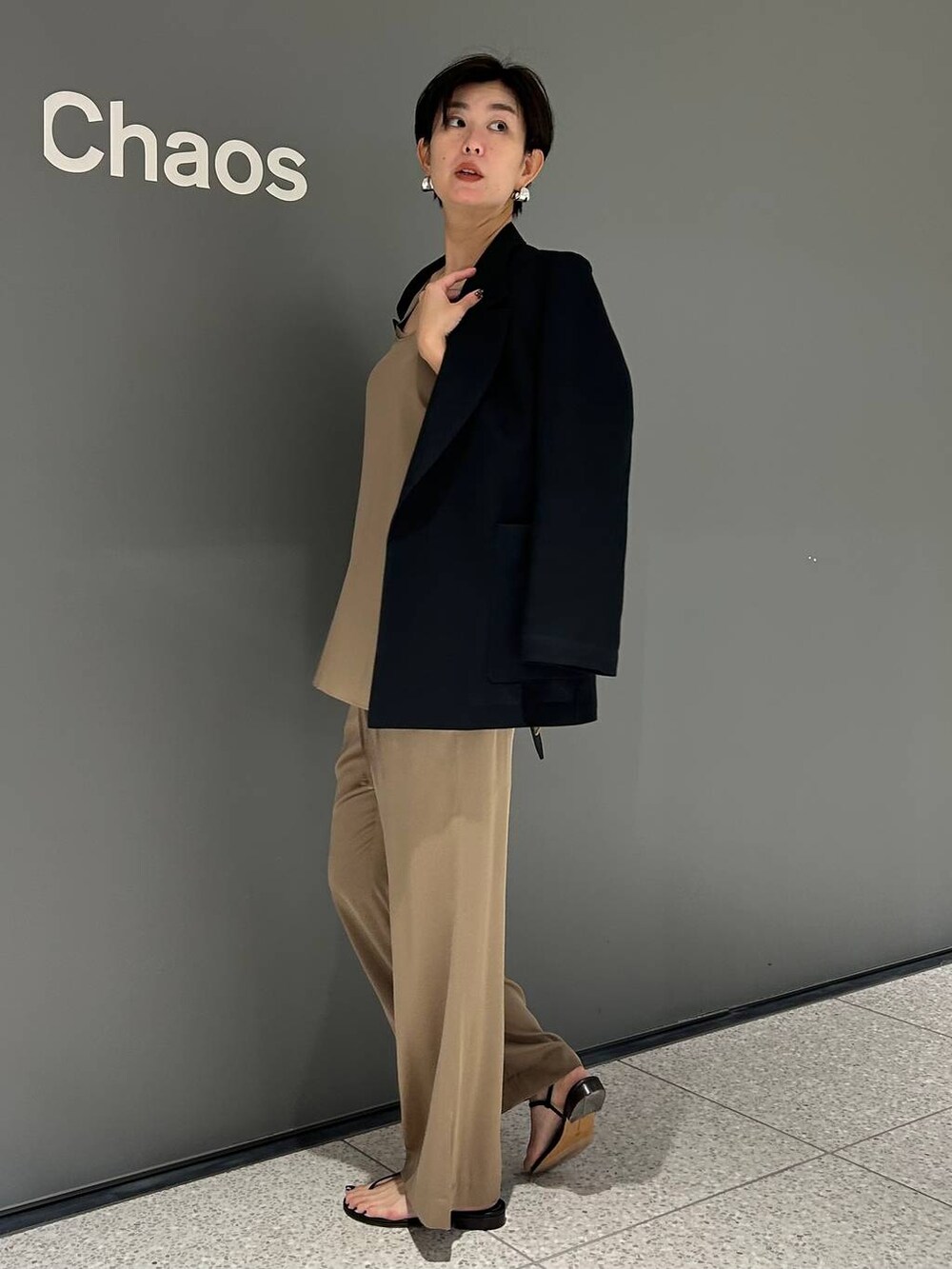 ベージュ系のその他パンツ、ベージュ系のシャツ/ブラウス、ブラック系のテーラードジャケットを着用したレディースの夏コーディネートの3枚目の写真