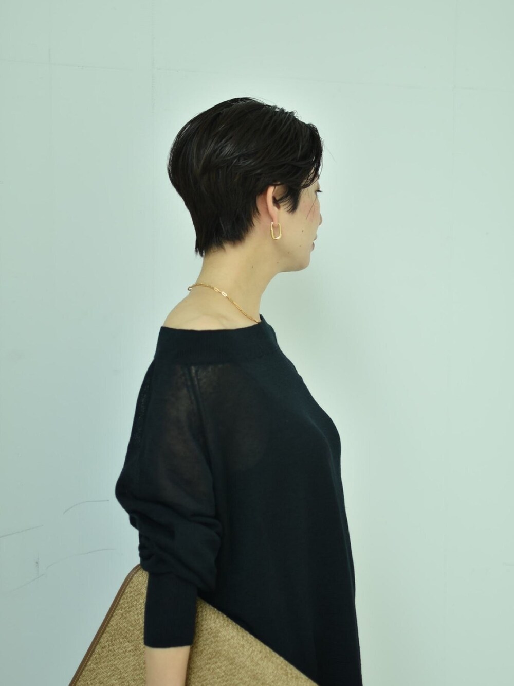 ブラック系のニット/セーター、ブラック系のその他パンツ、ブラウン系のバッグを着用したレディースの春コーディネートの4枚目の写真