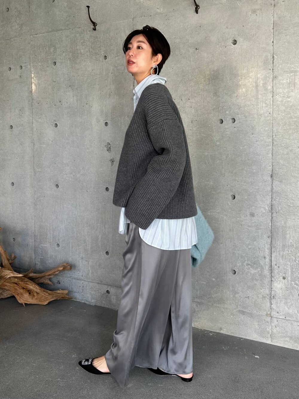 グレー系のその他パンツ、その他のシャツ/ブラウス、ブラック系のノーカラーコートを着用したレディースの秋コーディネートの5枚目の写真