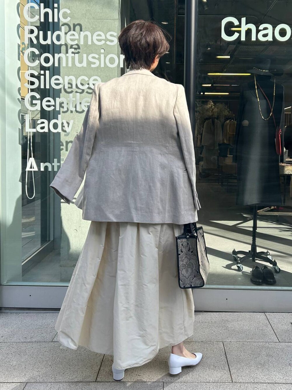 ホワイト系のその他トップス、ホワイト系のベスト、ベージュ系のテーラードジャケットを着用したレディースの冬コーディネートの5枚目の写真