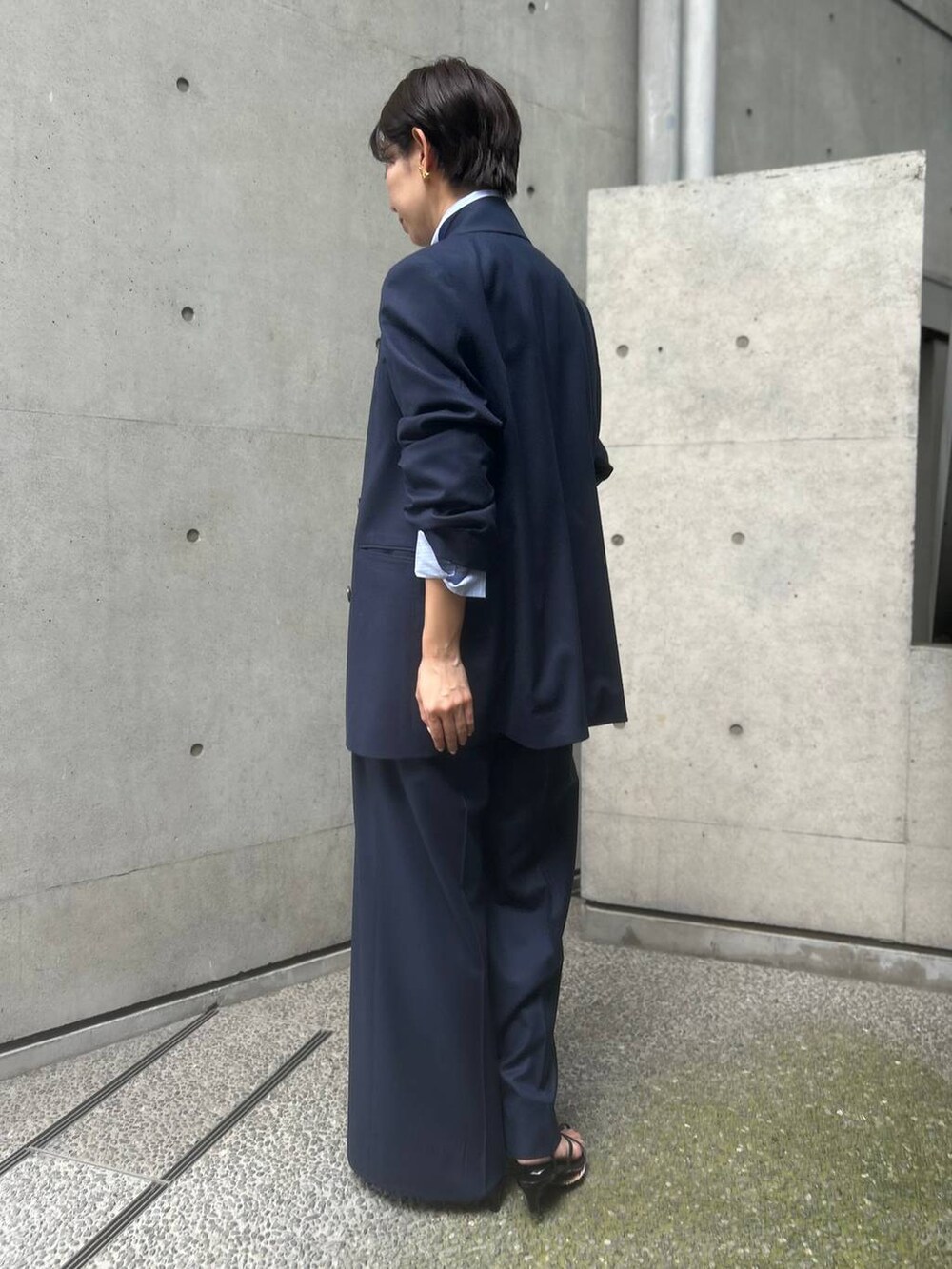 ブルー系のシャツ/ブラウス、ブルー系のスラックス、ブルー系のテーラードジャケットを着用したレディースの夏コーディネートの3枚目の写真