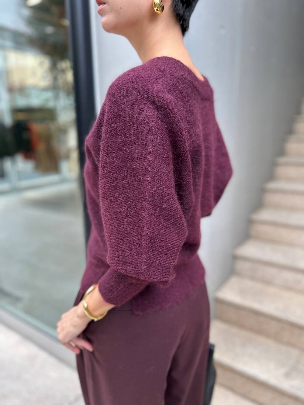 ブラック系のチューブトップ、ブラウン系のベルトを着用したレディースの秋コーディネートの7枚目の写真