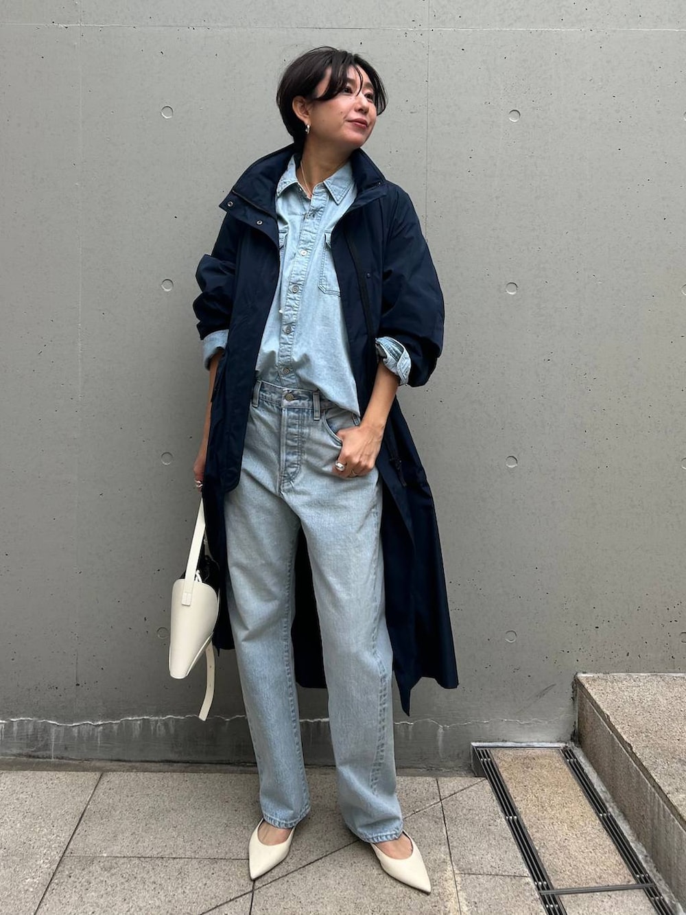 ブルー系のシャツ/ブラウス、ブルー系のデニムパンツ、シルバー系のネックレスを着用したレディースの冬コーディネートの2枚目の写真