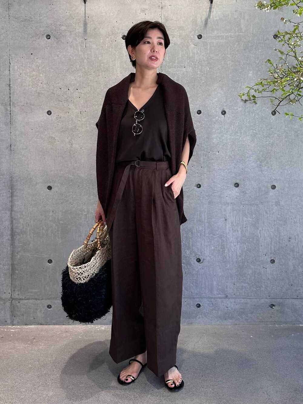 ブラウン系のシャツ/ブラウス、ブラウン系のカーディガン/ボレロ、ブラウン系のその他パンツを着用したレディースの春コーディネートの2枚目の写真