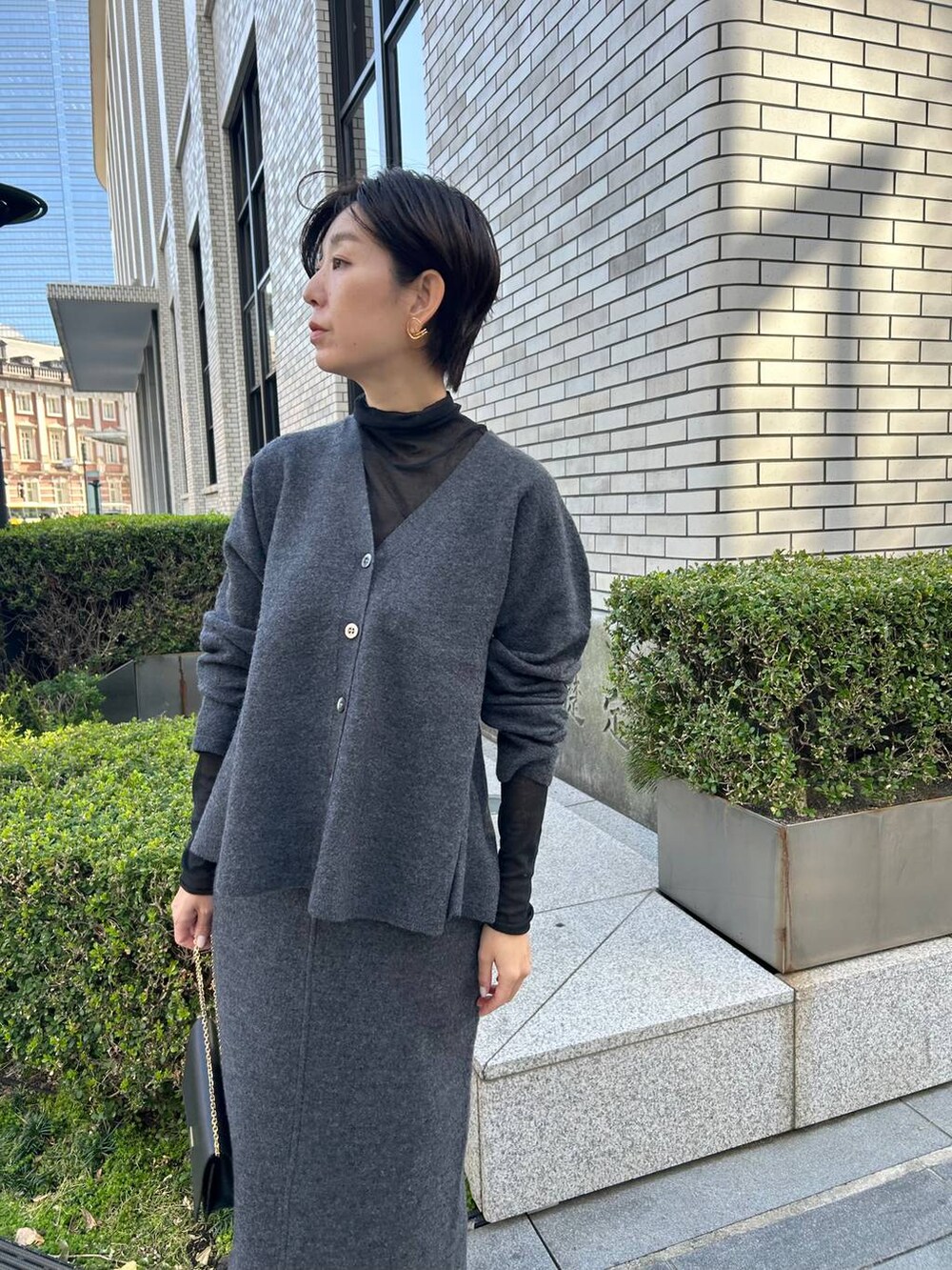 ブラック系のその他トップス、ブラック系のノーカラーコート、グレー系のカーディガン/ボレロを着用したレディースの秋コーディネートの4枚目の写真