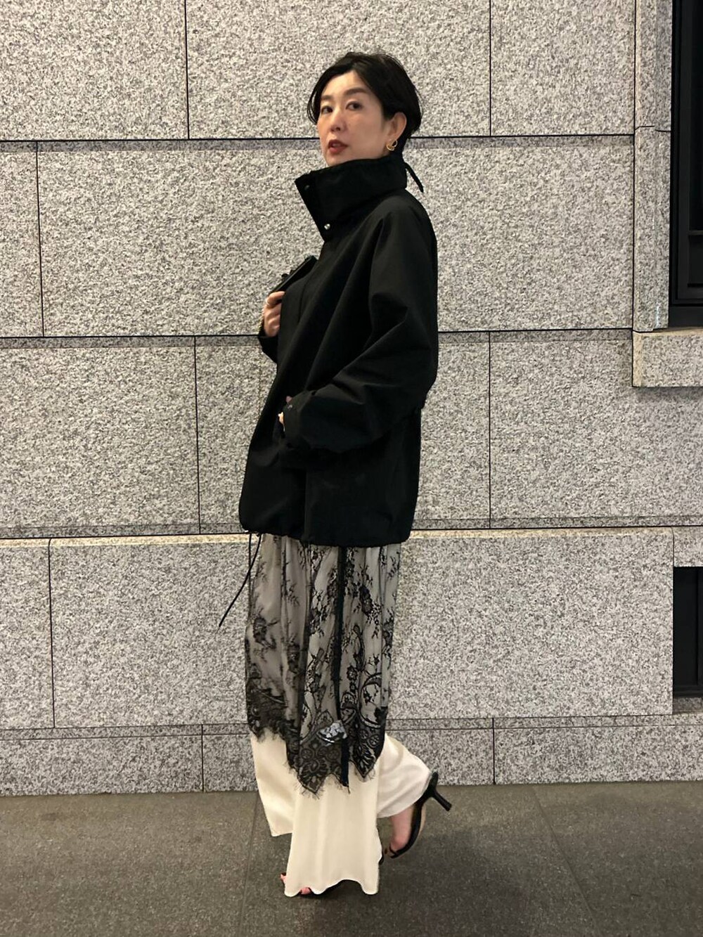 ホワイト系のその他パンツ、ブラック系のニット/セーター、ブラック系のワンピースを着用したレディースの冬コーディネートの3枚目の写真