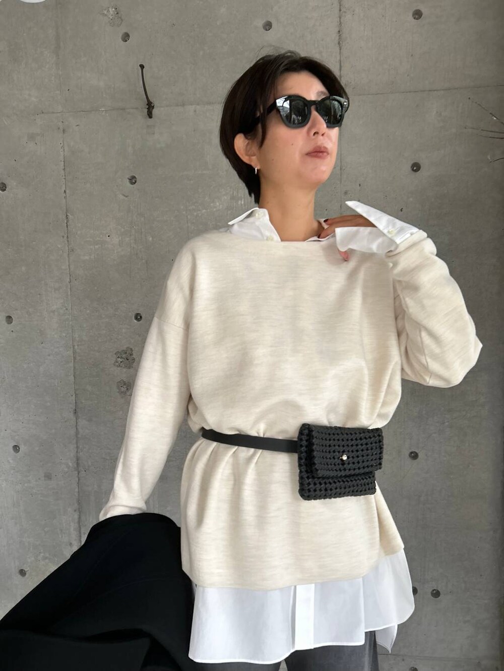 ブラック系のデニムパンツ、ホワイト系のシャツ/ブラウス、ブラック系のボディバッグ/ウエストポーチを着用したレディースの秋コーディネートの5枚目の写真