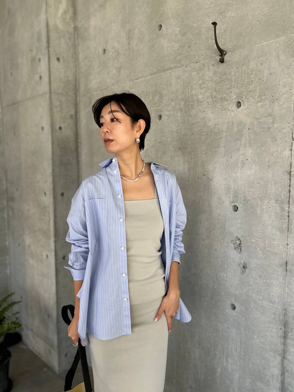 ブルー系のシャツ/ブラウス、グレー系のタンクトップ、グレー系のスカートを着用したレディースの夏コーディネートの5枚目の写真