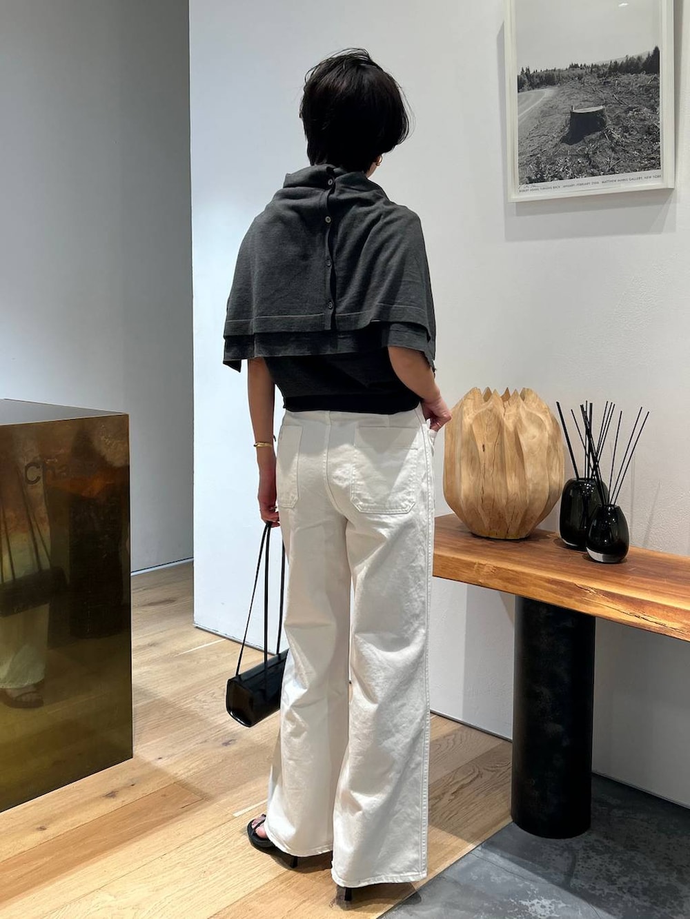 ホワイト系のデニムパンツ、グレー系のニット/セーター、グレー系のカーディガン/ボレロを着用したレディースの春コーディネートの7枚目の写真