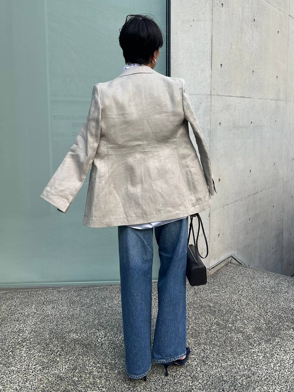 ホワイト系のシャツ/ブラウス、ブルー系のタンクトップ、ブルー系のデニムパンツを着用したレディースの冬コーディネートの4枚目の写真