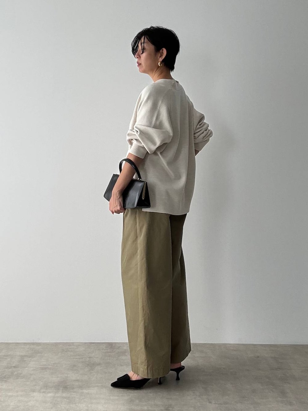 グリーン系のその他パンツ、ホワイト系のニット/セーター、ホワイト系のカーディガン/ボレロを着用したレディースの夏コーディネートの7枚目の写真