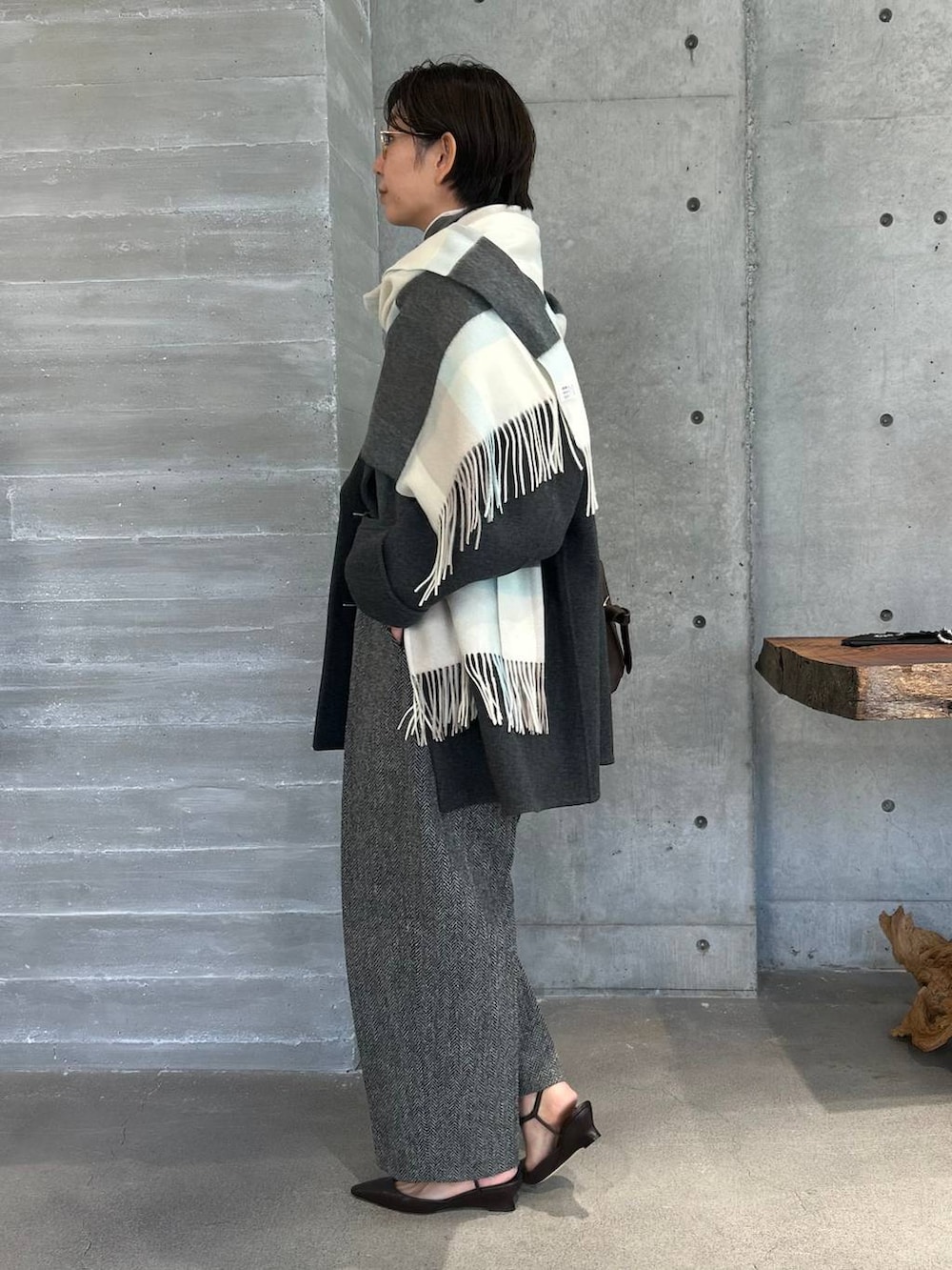 ホワイト系のその他トップス、グレー系のピーコート、グレー系のニット/セーターを着用したレディースの秋コーディネートの2枚目の写真