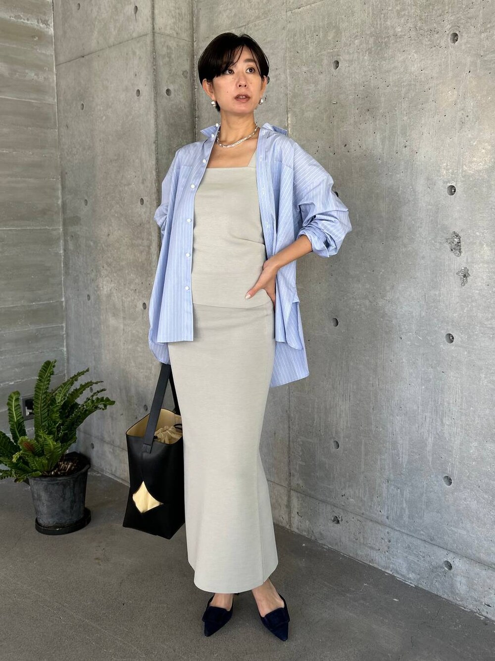 ブルー系のシャツ/ブラウス、グレー系のタンクトップ、グレー系のスカートを着用したレディースの夏コーディネートの2枚目の写真