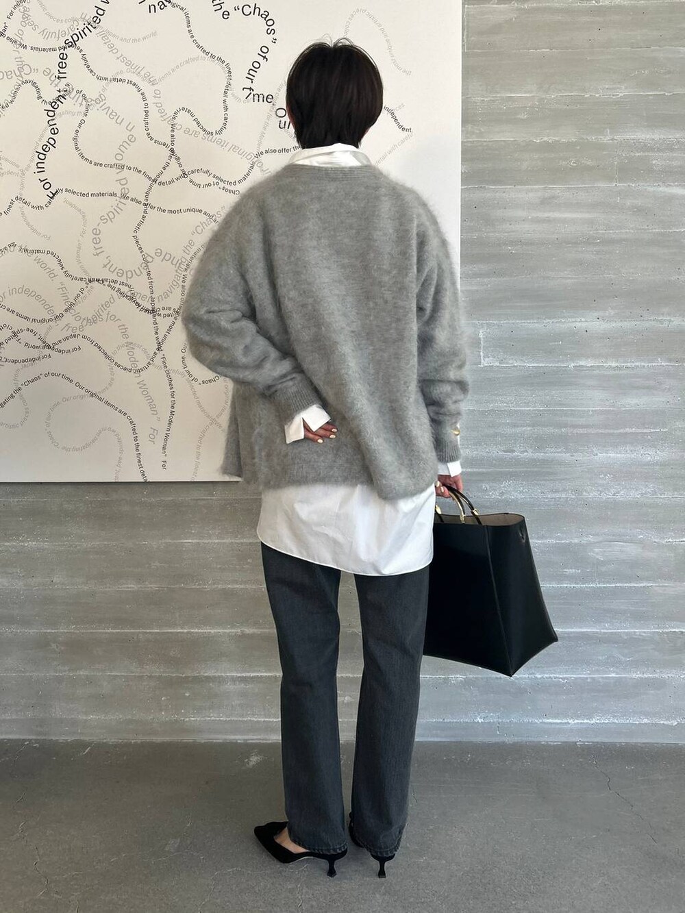 ブラック系のデニムパンツ、ホワイト系のシャツ/ブラウス、グレー系のカーディガン/ボレロを着用したレディースの夏コーディネートの3枚目の写真