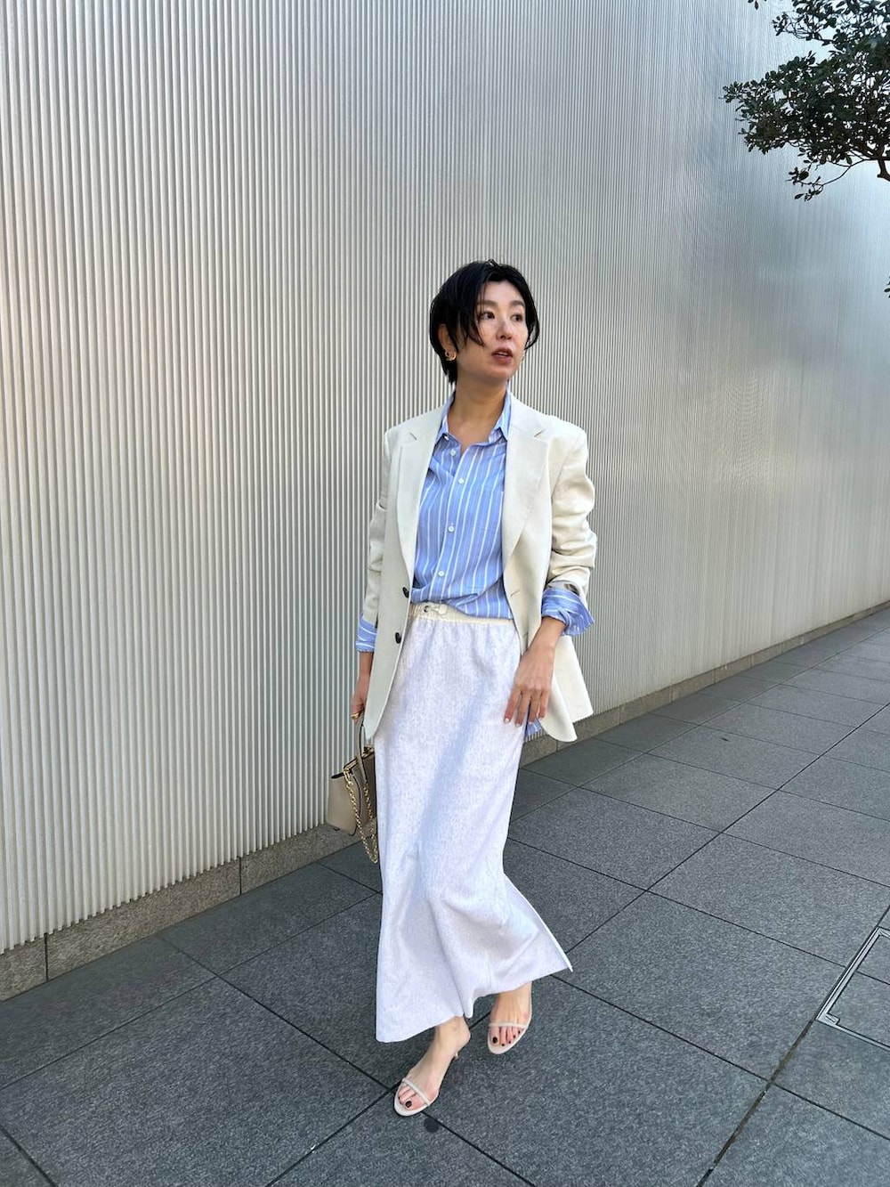 その他のシャツ/ブラウス、グレー系のスカート、ホワイト系のテーラードジャケットを着用したレディースの冬コーディネートの3枚目の写真