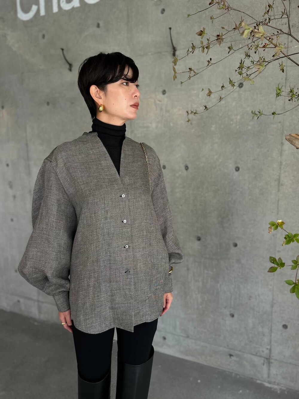 ブラック系のニット/セーター、ブラック系のその他パンツ、ブラック系のシャツ/ブラウスを着用したレディースの秋コーディネートの6枚目の写真