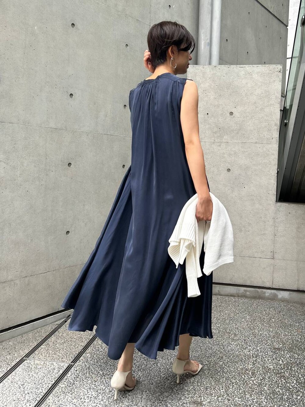 ブラック系のキャミソール、ブルー系のワンピース、ベージュ系のサンダルを着用したレディースの夏コーディネートの3枚目の写真