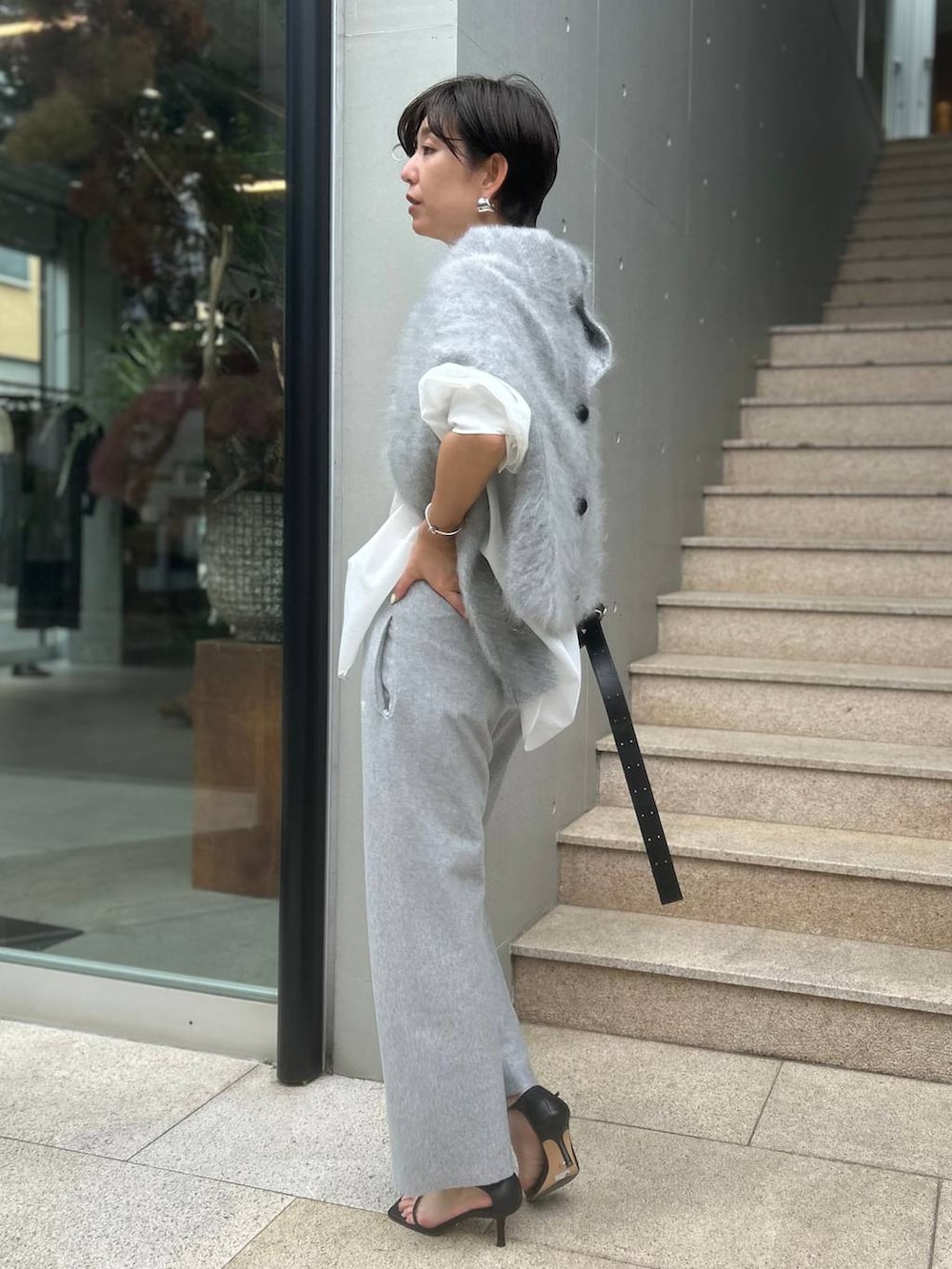 グレー系のスウェットパンツ、ホワイト系のチューブトップ、ホワイト系のTシャツ/カットソーを着用したレディースの夏コーディネートの3枚目の写真