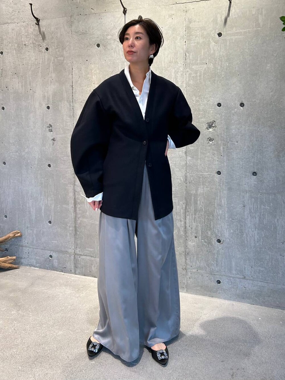グレー系のその他パンツ、ホワイト系のシャツ/ブラウス、ブルー系のカーディガン/ボレロを着用したレディースの秋コーディネートの2枚目の写真