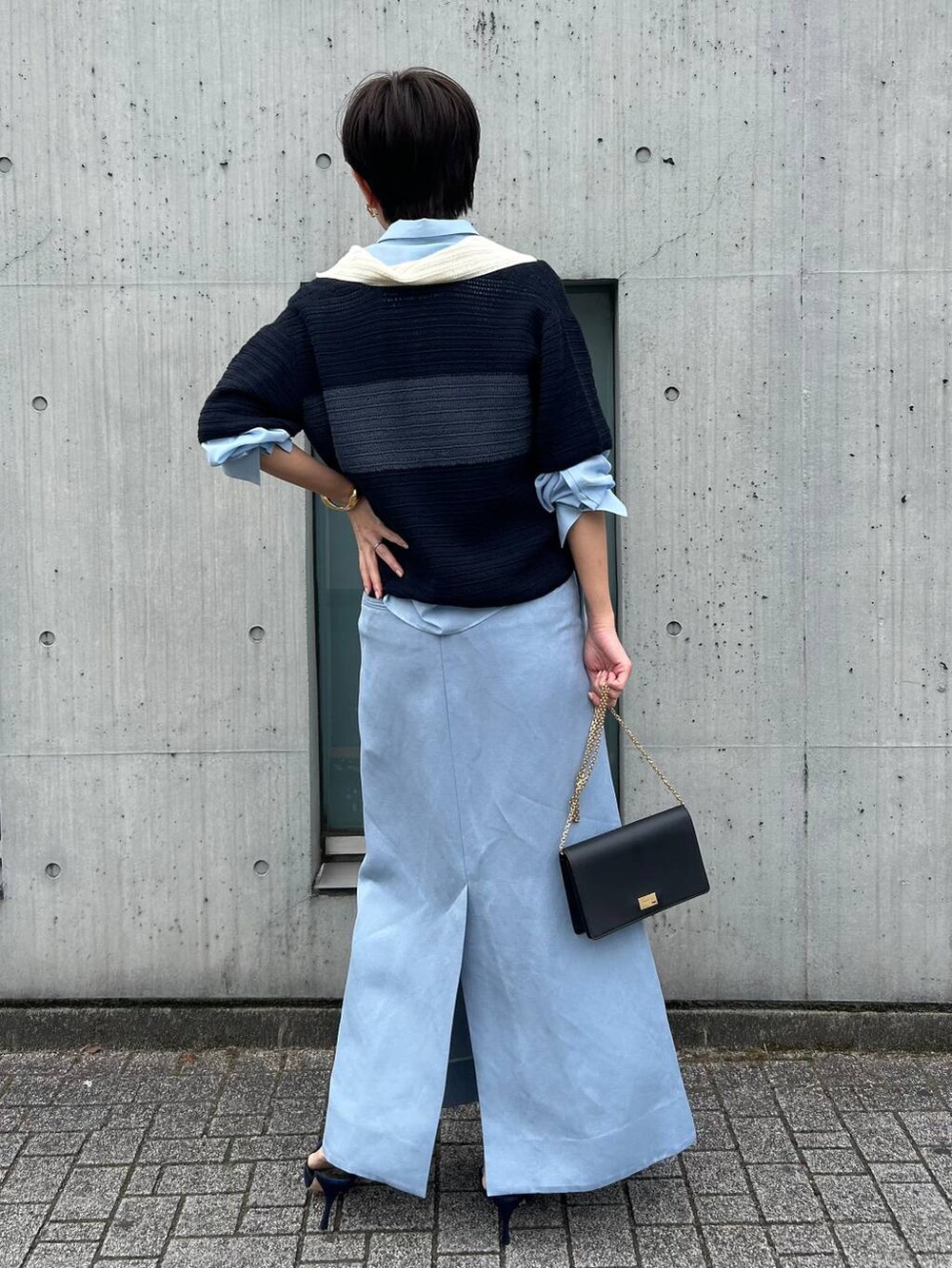 ブルー系のニット/セーター、ブルー系のシャツ/ブラウス、ブルー系のスカートを着用したレディースの春コーディネートの4枚目の写真