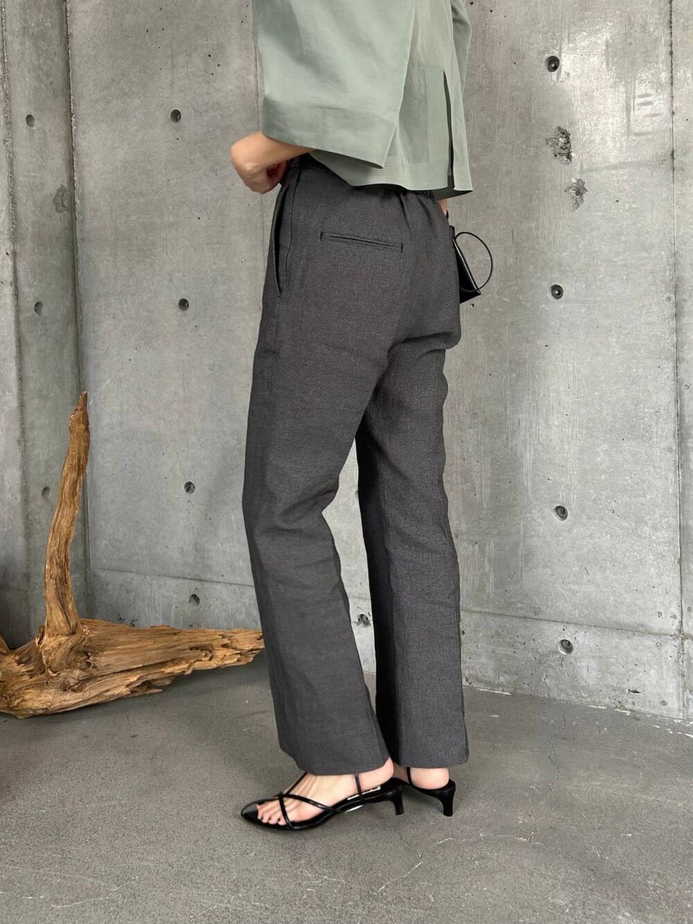 ブラック系のその他パンツ、グリーン系のシャツ/ブラウスを着用したレディースの春コーディネートの8枚目の写真