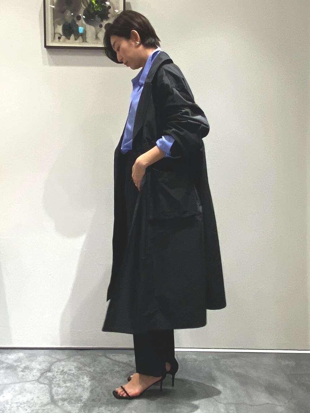 ブラック系のジャケット/アウター、ブラック系のパンツ、ブラック系のシューズを着用したレディースの冬コーディネートの2枚目の写真