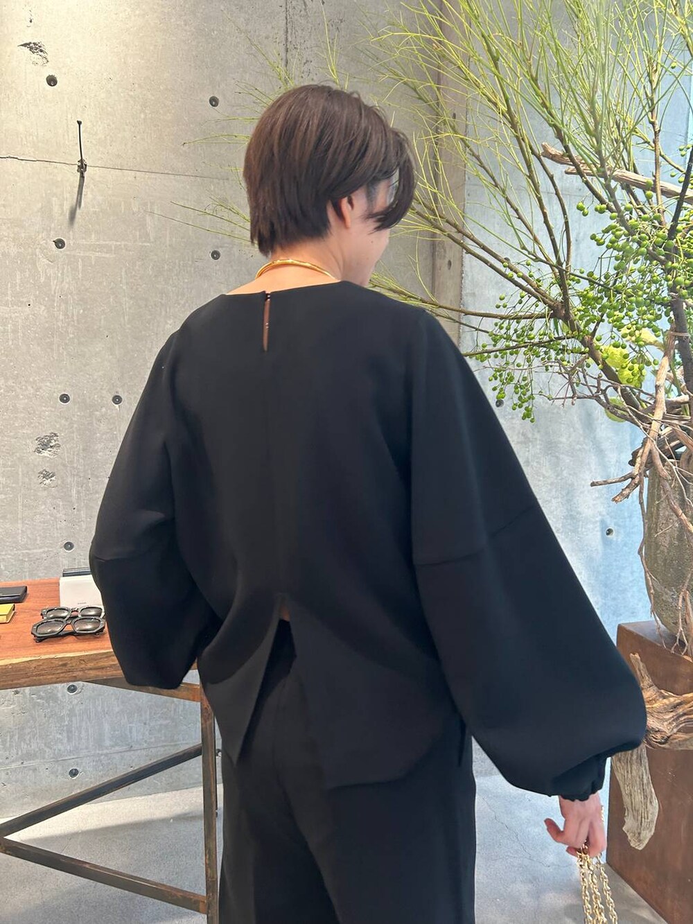 「きれいめ、ベーシック/シンプル、体型カバー、Chaos、セットアップ、コート」｜「ChaosのChaos(カオス)/フィオジョ－ゼットブラウス（シャツ/ブラウス、ブラック系）」を使った、chaos_haseさん（レディース・169cm）の秋コーディネートの7枚目の写真