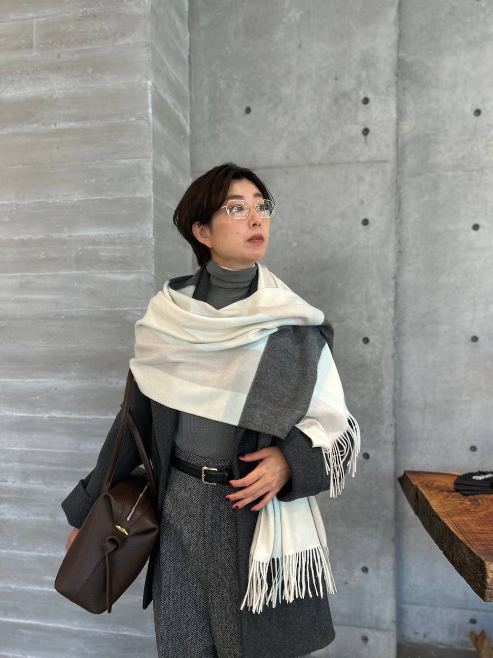 ホワイト系のその他トップス、グレー系のピーコート、グレー系のニット/セーターを着用したレディースの秋コーディネートの4枚目の写真