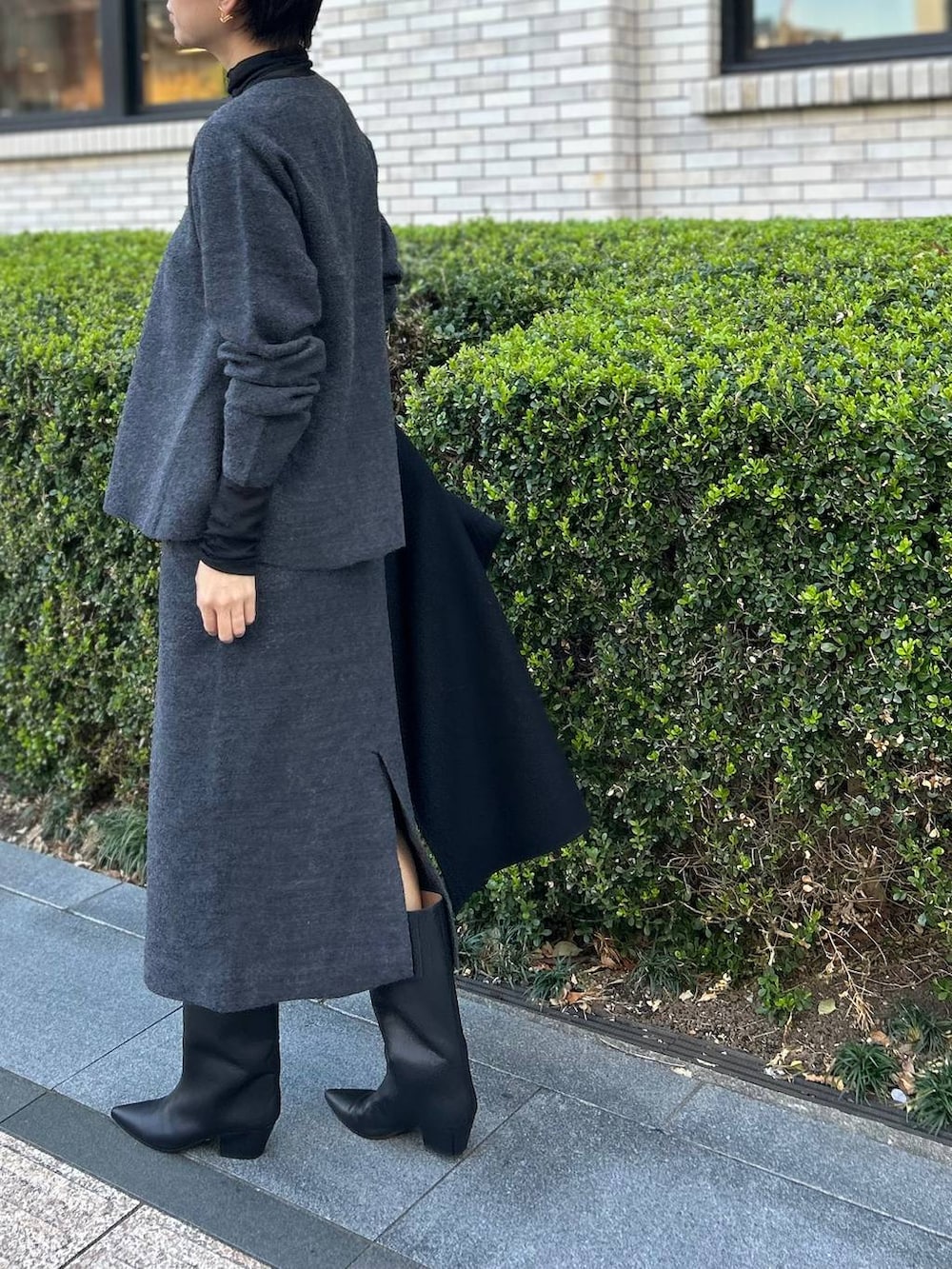 ブラック系のその他トップス、ブラック系のノーカラーコート、グレー系のカーディガン/ボレロを着用したレディースの秋コーディネートの7枚目の写真