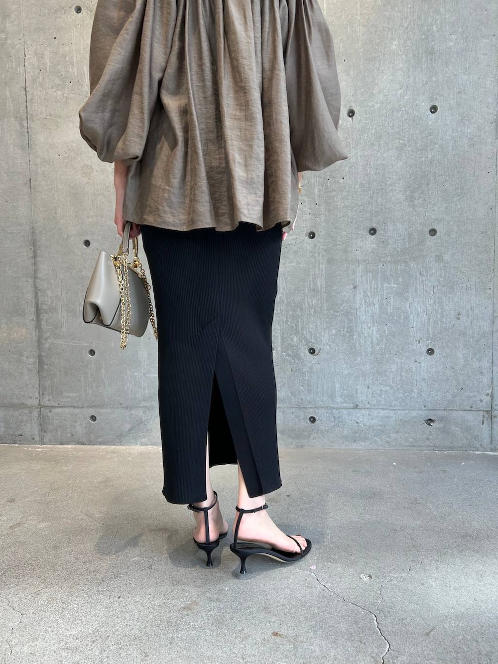 ブラウン系のシャツ/ブラウス、ブラック系のスカートを着用したレディースの春コーディネートの9枚目の写真