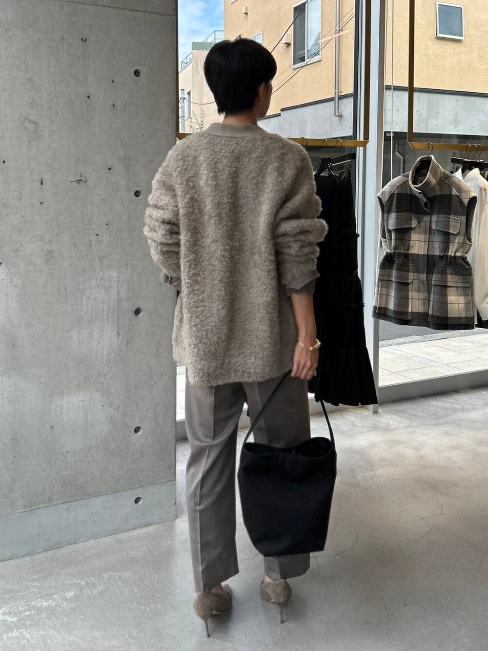 ベージュ系のカーディガン/ボレロ、ブラウン系のシャツ/ブラウス、ブラウン系のスラックスを着用したレディースの秋コーディネートの3枚目の写真