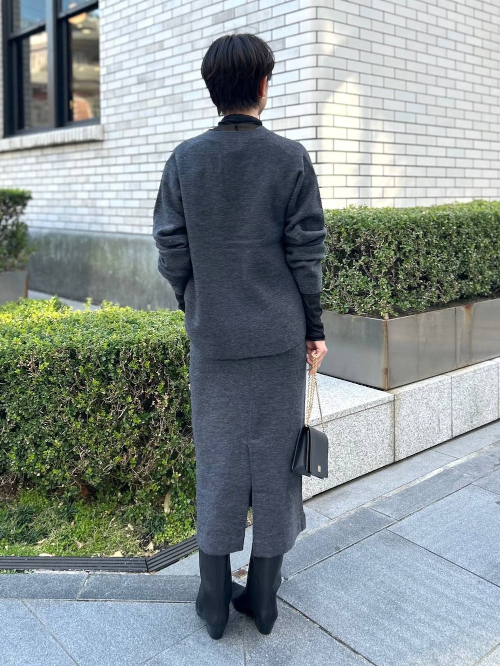 ブラック系のその他トップス、ブラック系のノーカラーコート、グレー系のカーディガン/ボレロを着用したレディースの秋コーディネートの3枚目の写真