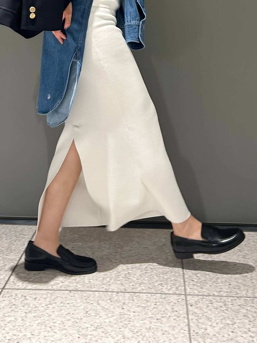 ブルー系のシャツ/ブラウス、ブルー系のその他アウター、ホワイト系のタンクトップを着用したレディースの夏コーディネートの6枚目の写真